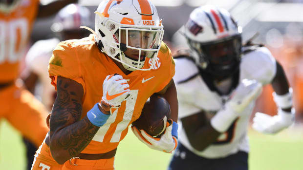 Tennessee wide receiver Jalin Hyatt runs away from a defender for a touchdown.